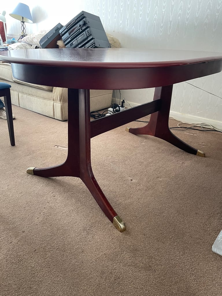 Mahogany Effect Extendable Dining Table with 6 Chairs