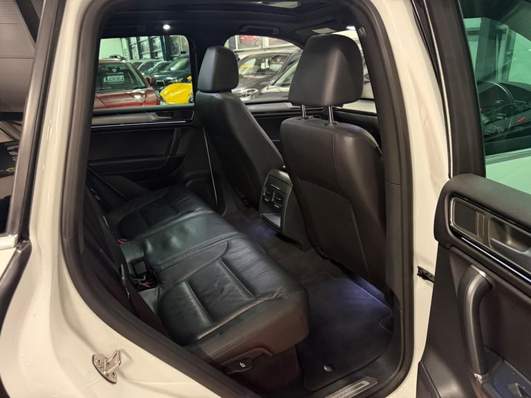 2014 Volkswagen Touareg 3.0 TDI V6 BlueMotion Tech R-Line Tiptronic 4WD Euro 6 (s/s) 5dr ESTATE D...