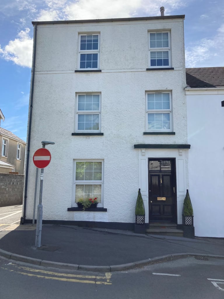 One bedroom flat to rent in leafy area close to Llanelli centre.