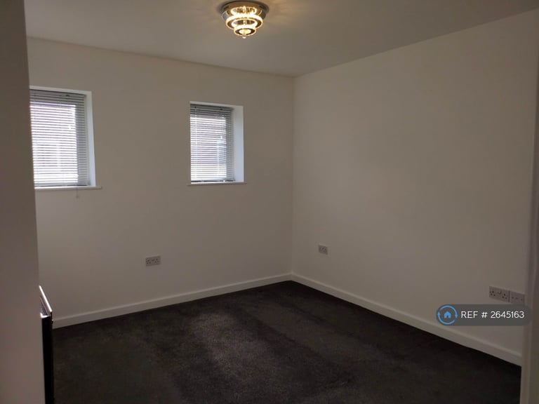 2 bedroom flat in Pine Street, Aylesbury, HP19 (2 bed) (#2645163)