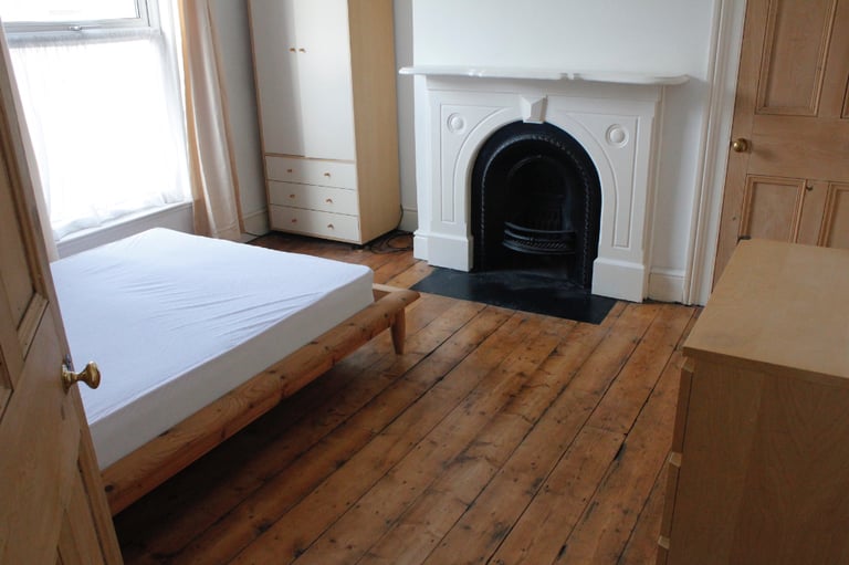 FANTASTIC DOUBLE ROOM AVAILABLE IN PROFESSIONAL HOUSESHARE L15.