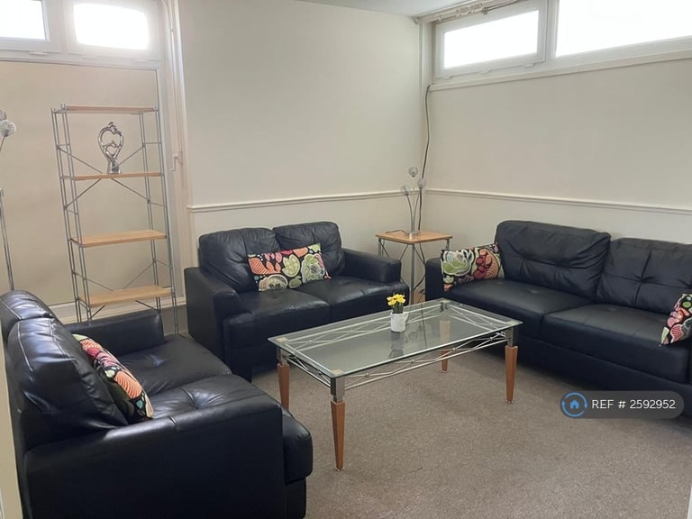 3 bedroom flat in John Parker Square, London, SW11 (3 bed) (#2592952)