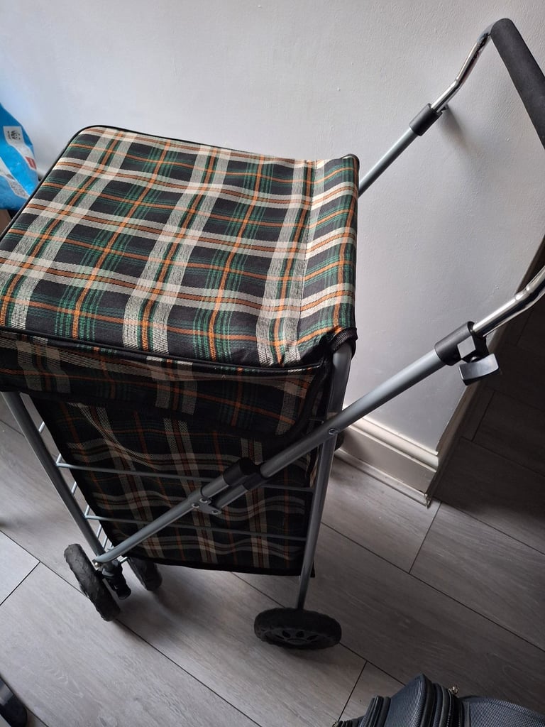 Wheeled shopping trolley