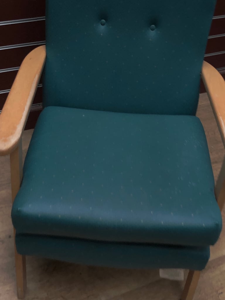 Single green buttoned chair with wipeable fabric in great condition
