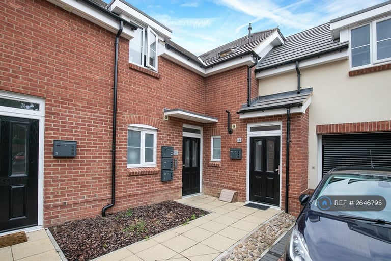 2 bedroom flat in Lawton Green, Loughton, IG10 (2 bed) (#2646795)