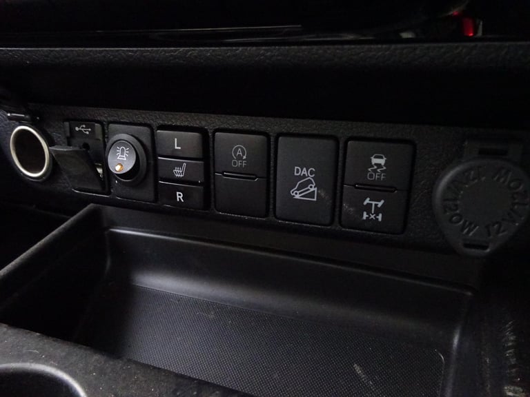 2024 73 REG TOYOTA HILUX INVINCIBLE D-4D 4WD DIESEL AUTO DAMAGED SALVAGE
