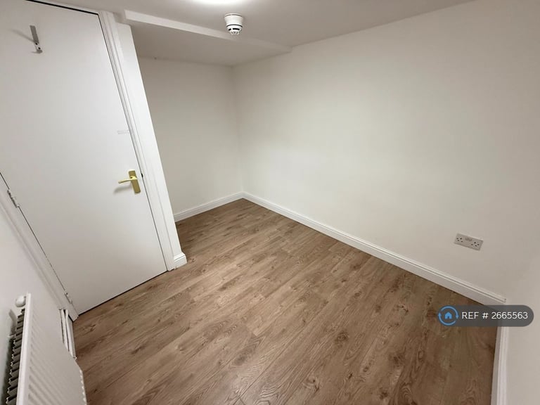 3 bedroom flat in Burton Road, Manchester, M20 (3 bed) (#2665563)