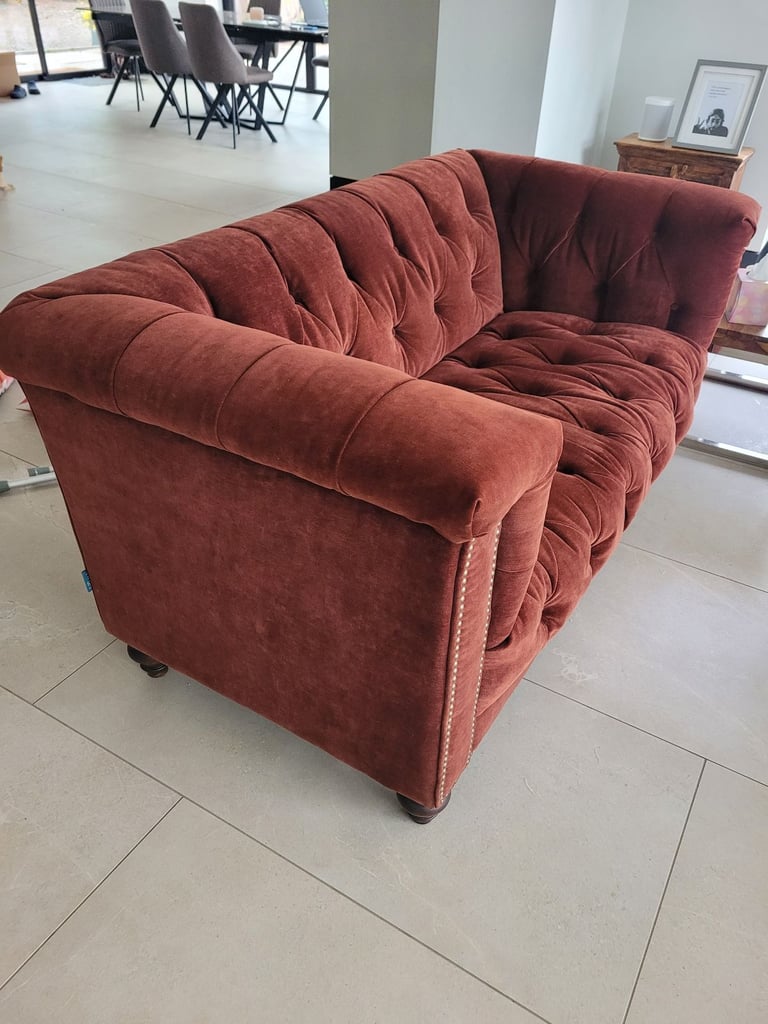 Matching 3/4-seater and 2-seater modern Chesterfield sofas