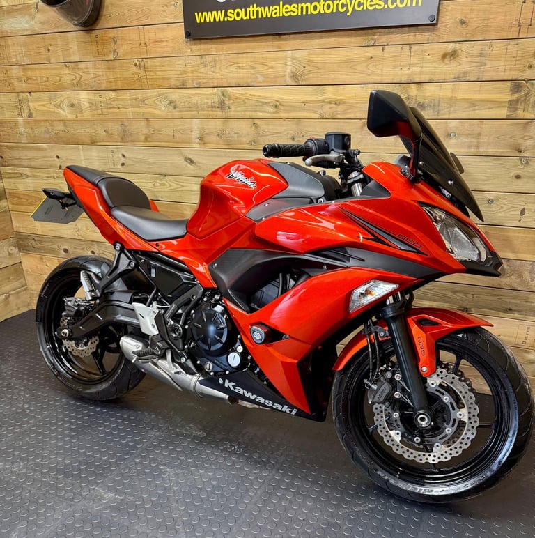 Kawasaki EX 650 Ninja / 2017 model / only 4568 miles!
