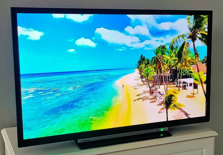 32" TOSHIBA SMART FULL HD SLIM LIGHTWEIGHT WIFI LED APPS TV RC & STAND TOP CONDITION -FREE DELIVERY
