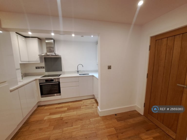 2 bedroom flat in Harrogate Road, Leeds, LS7 (2 bed) (#2669380)