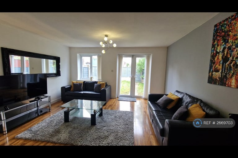 image for 5 bedroom house in Charnley Mews, Whitefield, Manchester, M45 (5 bed) (#2669703)