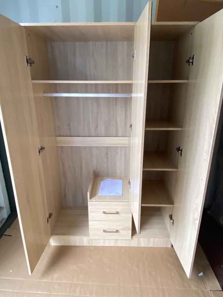 Mirrored 3 door wardrobe_ Brand new 