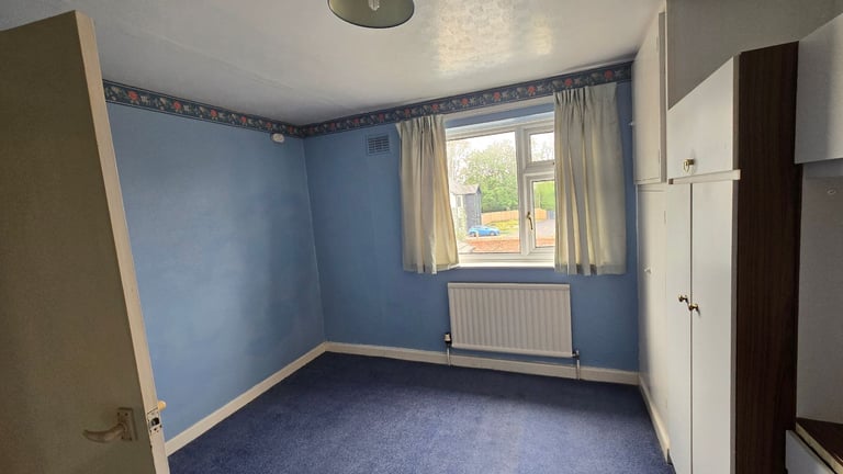 3 Bedroom Semi-Detached House with Garage and Gardene & Garden