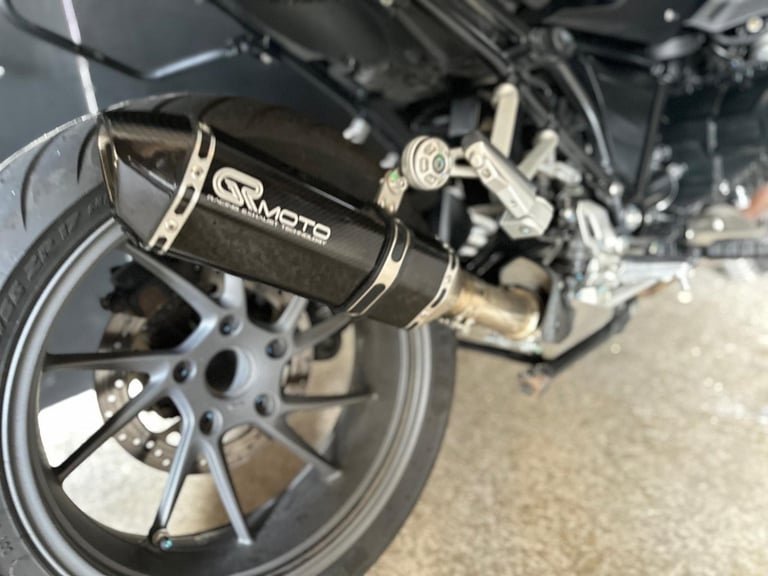 Stunning 2023/23 BMW R1250 RS SE in White with GR MOTO Exhaust and Panniers