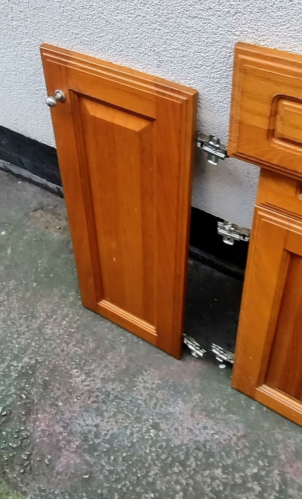 SOLID WOOD KITCHEN DOORS AND DRAW FRONTS