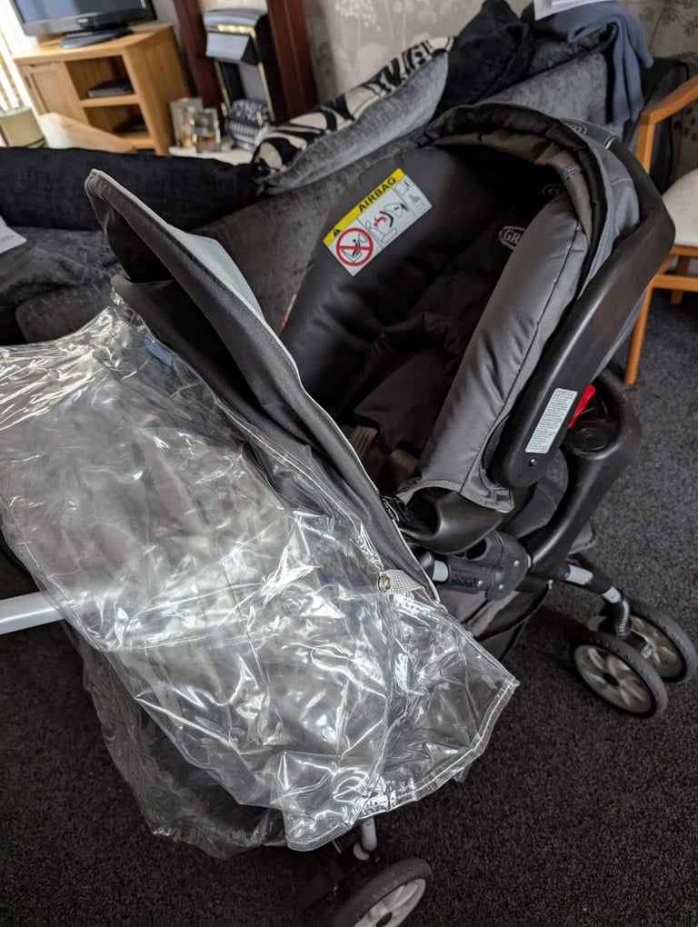 Graco Travel Puschair + Car seat + accessories 