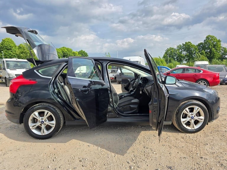 2013 Ford Focus 1.6 Zetec Powershift Euro 5 5dr Hatchback Petrol Automatic