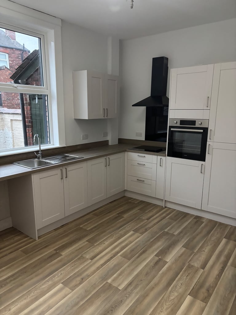 2 BED HOUSE TO RENT * GEE CROSS * £1050