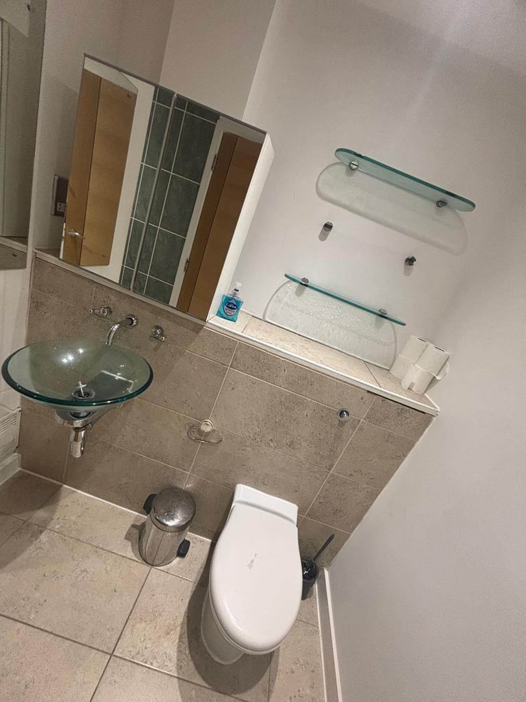 Smart large 2 bed 2 bath city center flat with parking