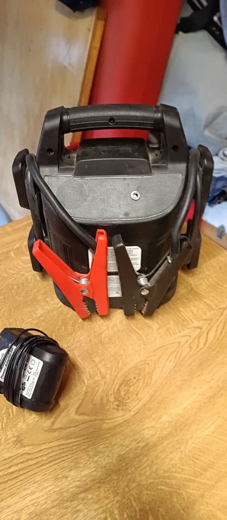 Halfords 4in 1 Jump starter pack