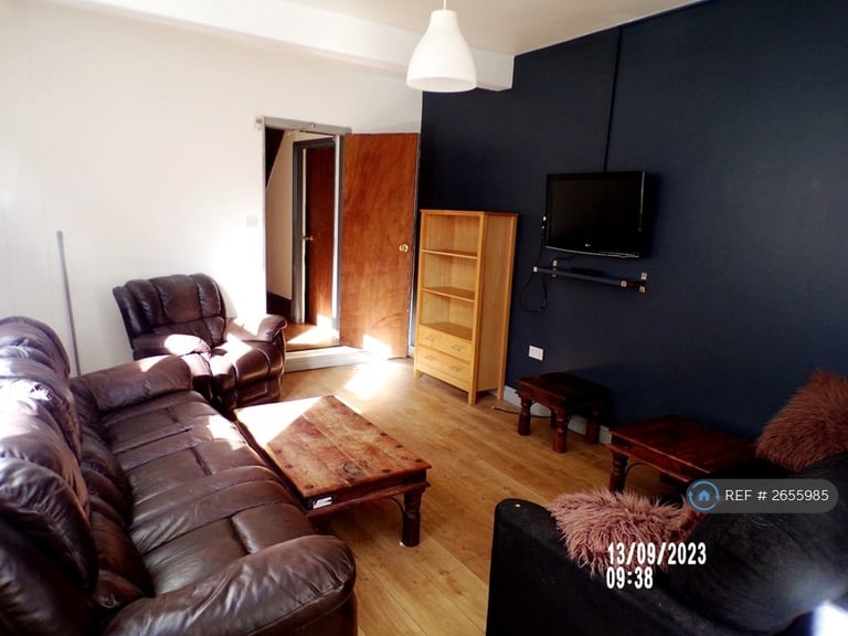 8 bedroom house in Booth Avenue, Manchester, M14 (8 bed) (#2655985)