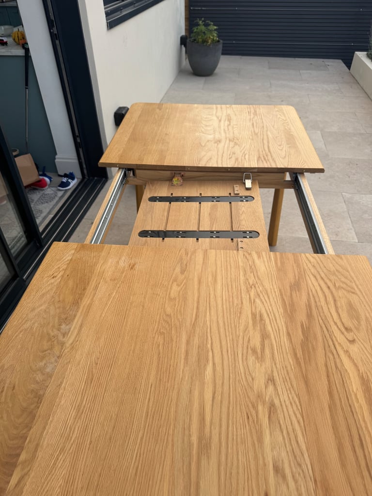 Extending dining table 