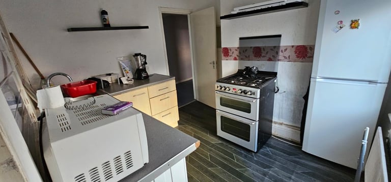 1 bedroom flat + large living space TS1 Middlesbrough ground seperate entrance