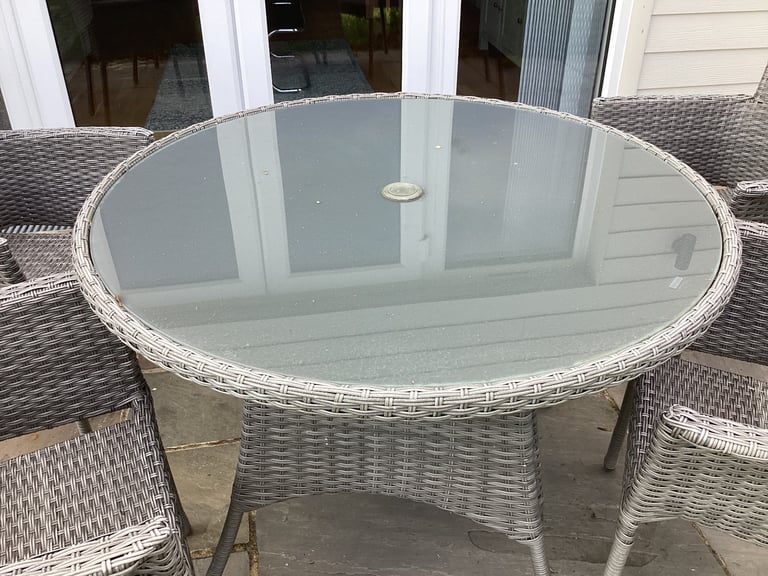Round table and chairs 