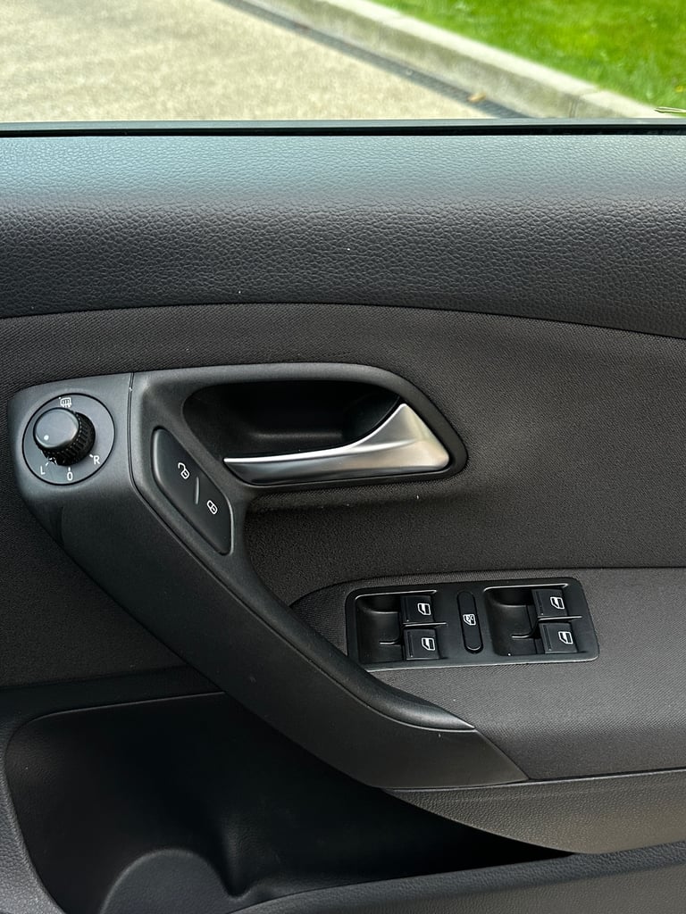 Volkswagen, POLO, Hatchback, 2011, Semi-Auto, 1390 (cc), 5 doors