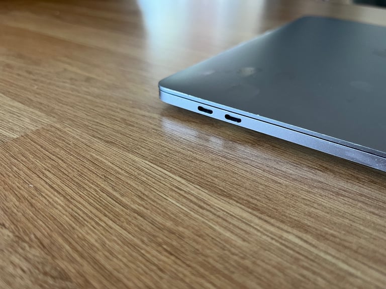 Apple MacBook Pro Retina 13.3" 2016 - 512GB SSD 16GB Ram - 3.3GHz Core i7 - Grey