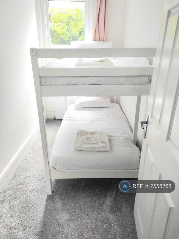 2 bedroom flat in Snowdon Road, Bournemouth, BH4 (2 bed) (#2558768)