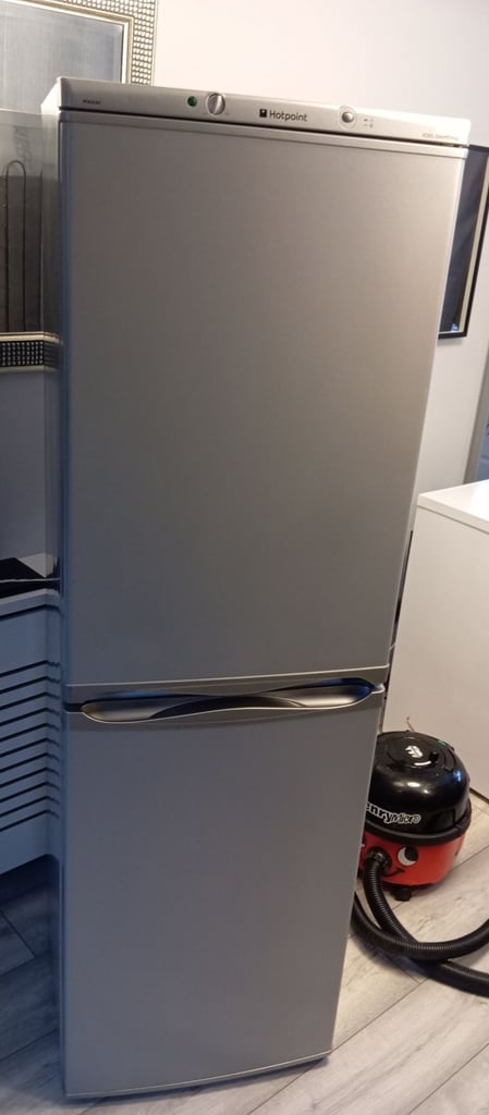 Hotpoint freestanding 55cm silver frost free fridge freezer in good condition 