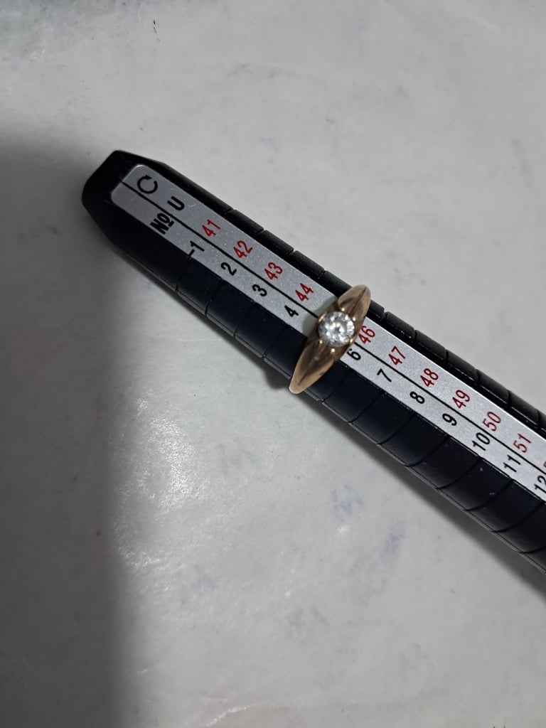 Ladies 9ct diamond gold ring size on pics 