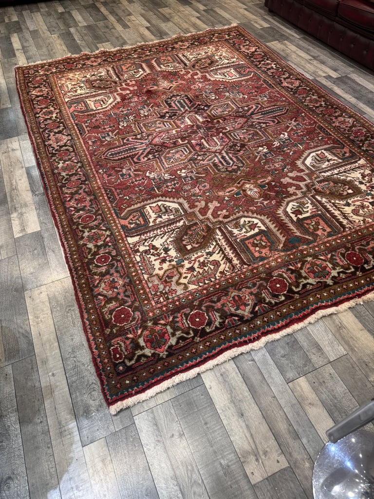 Antique handmade Persian heriz rug 300x210
