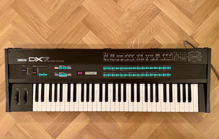Yamaha DX7 Synthesizer + stand, soft case and manual