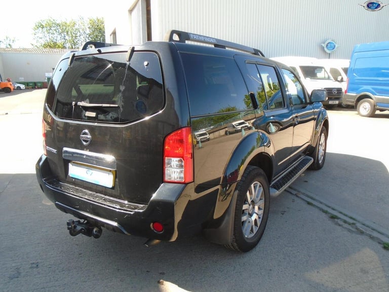 NISSAN PATHFINDER 2.5 dCi Tekna Black Manual Diesel 2011