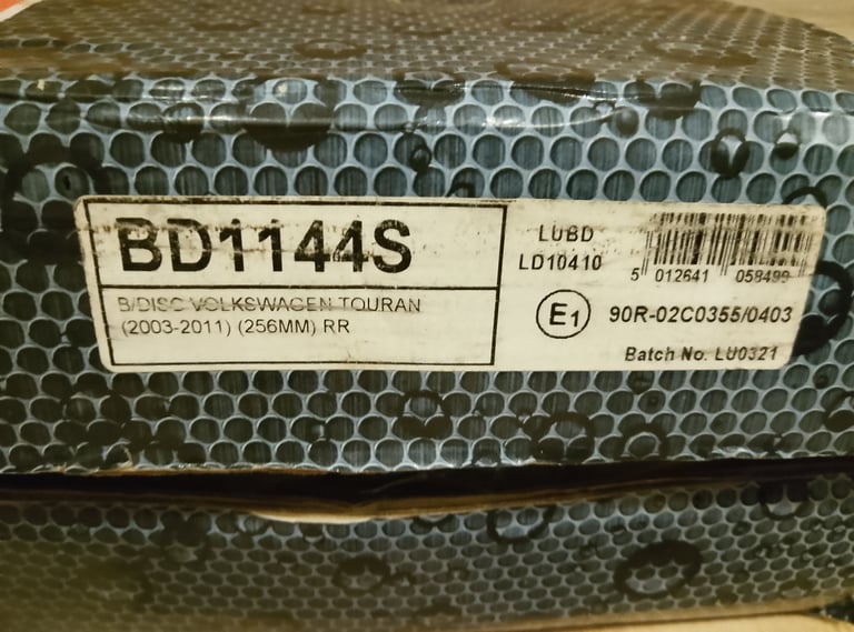 New VW Touran Rear Brake Discs + Rear Brake Pads 