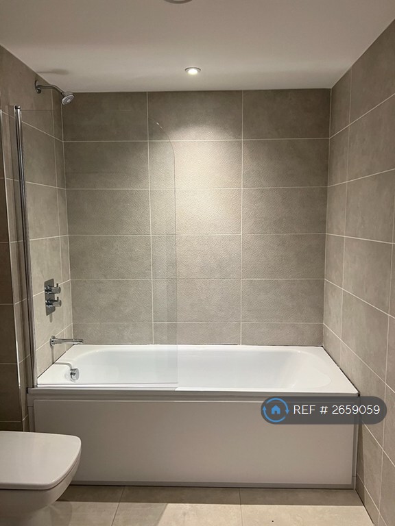 1 bedroom flat in Pomona Strand, Old Trafford, Manchester, M16 (1 bed) (#2659059)