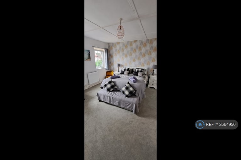 2 bedroom flat in Park Street, Bridgend, CF31 (2 bed) (#2664956)