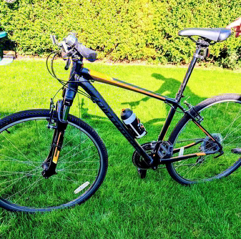 CROSSTRAIL BIKE - IMMACULATE CONDITION 