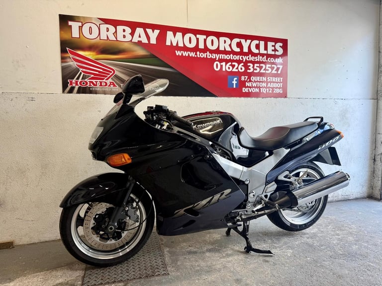 KAWASAKI ZZR1100-D6 SPORTS TOURER 1998 S REG 21877 MILES A STUNNING BIKE