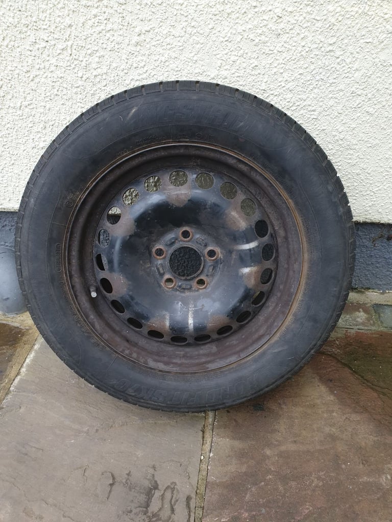 Car tyre and rim 