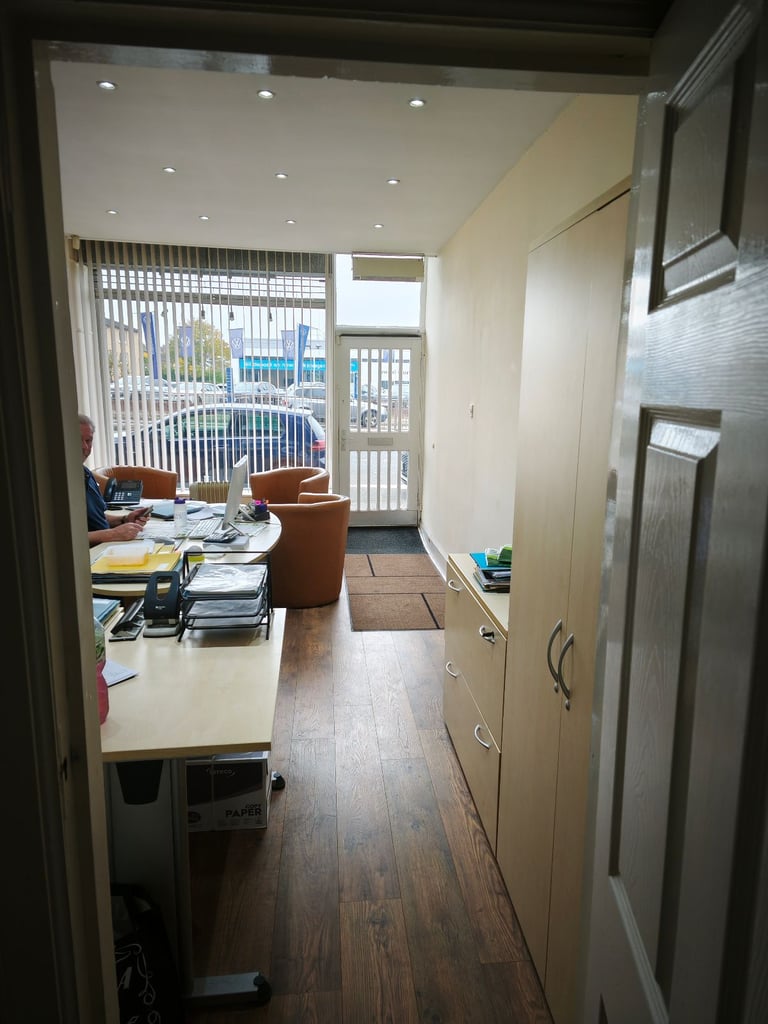 Shop to let Jordanhill 