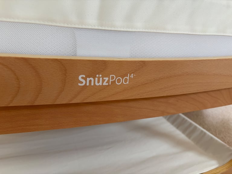 SnuzPod 4 with mattress protector and sheets