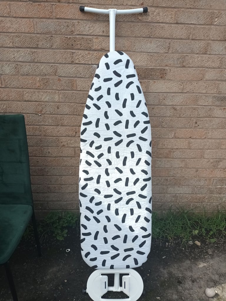 image for RUSSELL HOBB Iron and unbranded Iron board, starter bundle