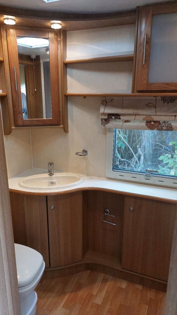 2008 Coachman VIP 520 4 Berth