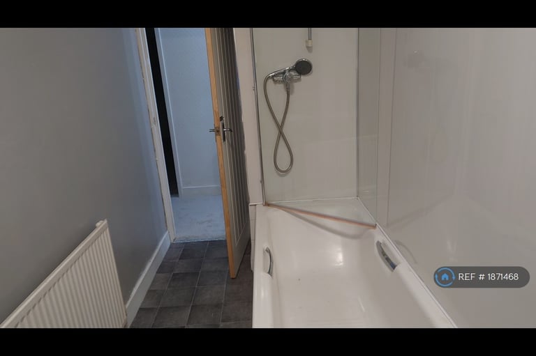 2 bedroom flat in Parkneuk Road, Glasgow, G43 (2 bed) (#1871468)