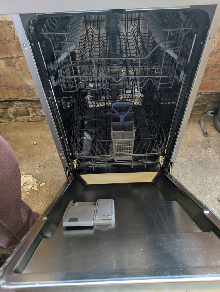 Slimline dishwasher