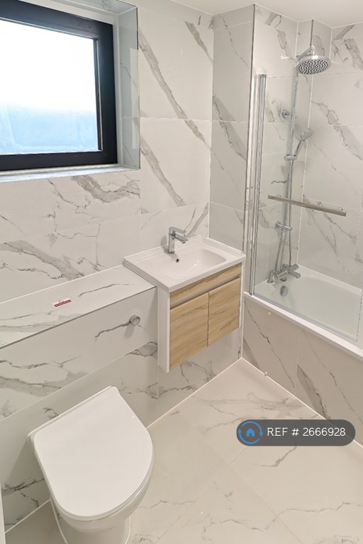2 bedroom flat in Staines Road, Hounslow, TW4 (2 bed) (#2666928)